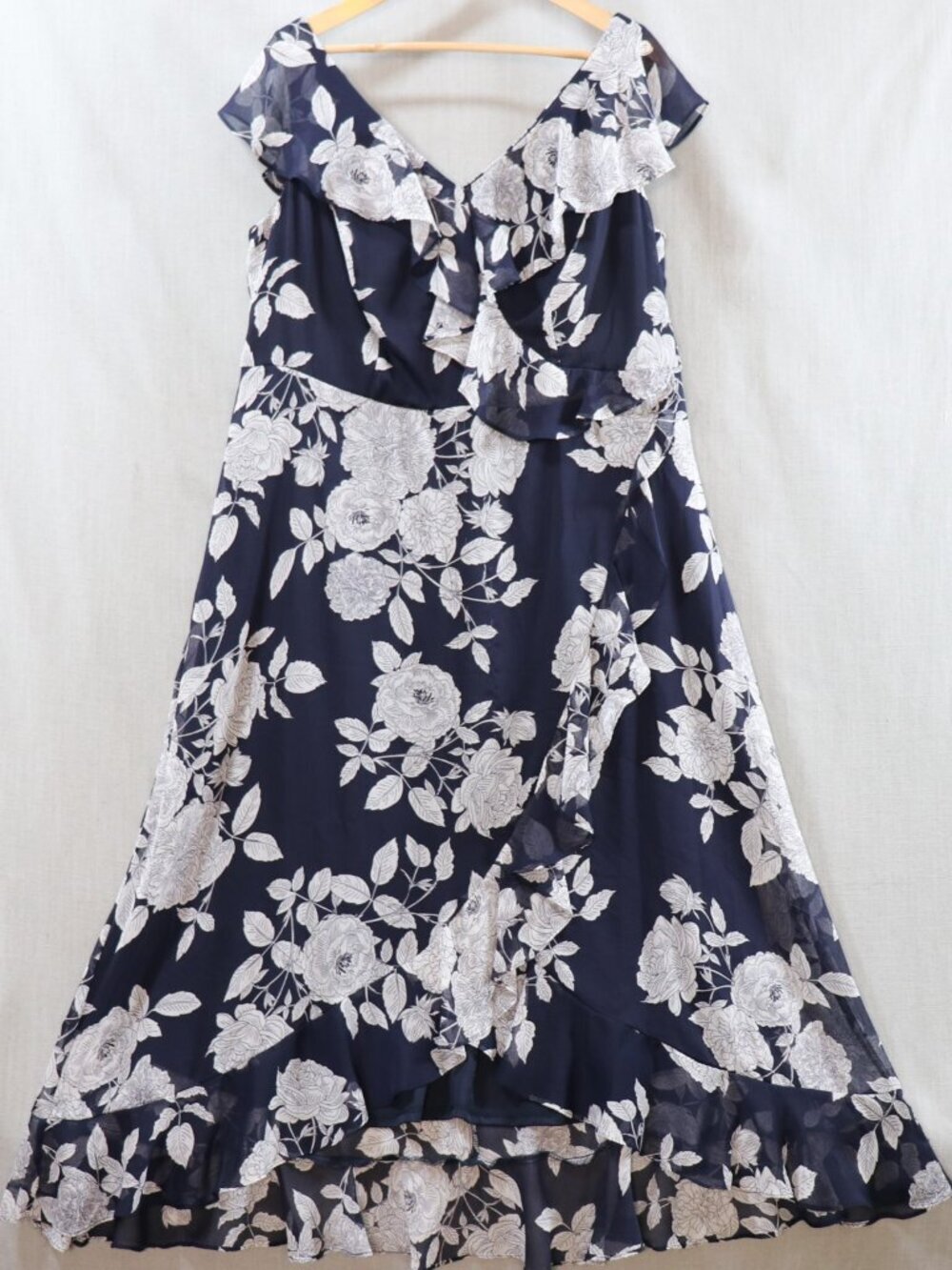 Laura Plus Dress Womens 16P Navy White Chiffon Ruffle Floral Midi 18 Plus - Picture 3 of 14